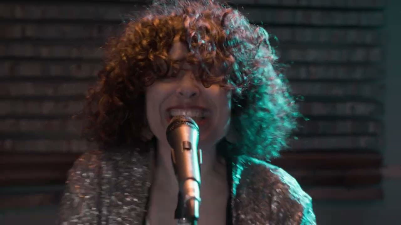 Filomena a cantar numa sessão dos The Vibrators Band