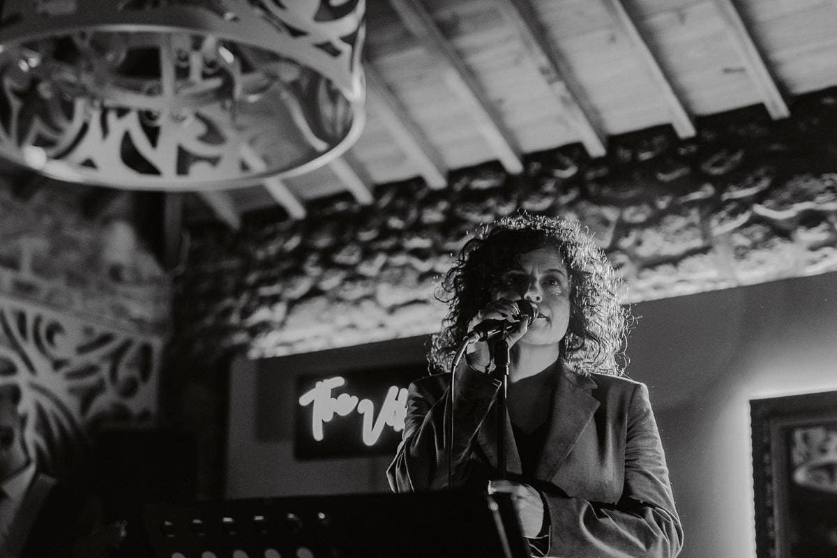 Vocalista dos The Vibrators Band em palco